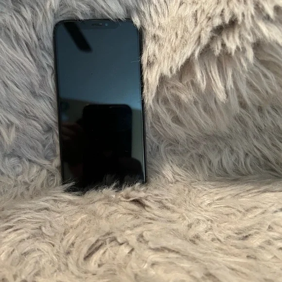 Apple Black Smartphone. $110 IF YOU BUY TODAY - Picture 2 of 6